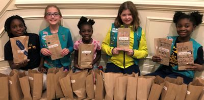 children packing food